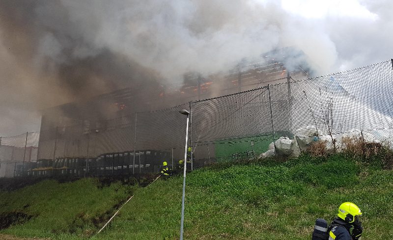 Großbrand Entsorgungsbetrieb (Bild 8)